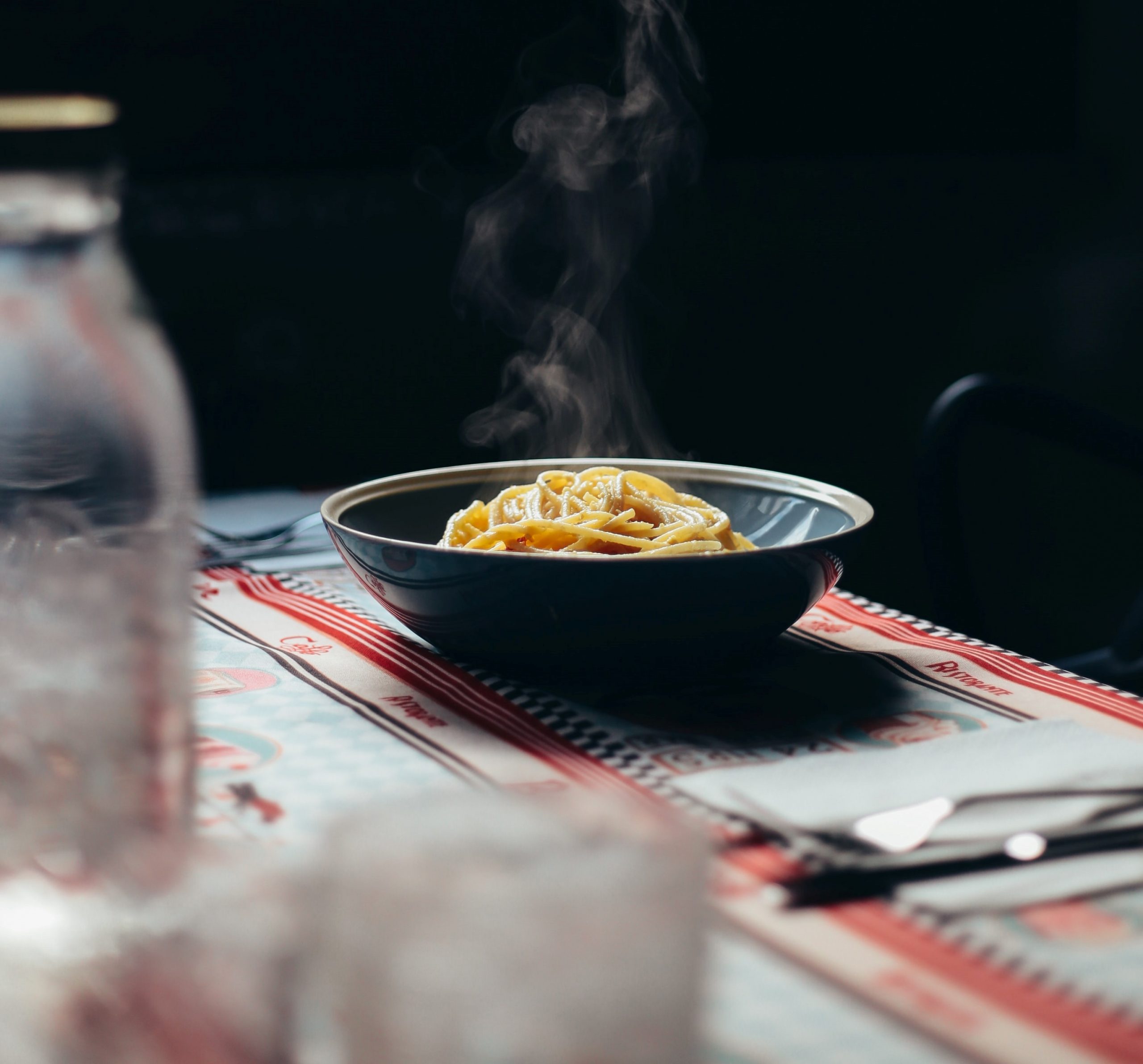 La pasta alla carbonara è uno dei piatti italiani più famosi e falsificati all’estero