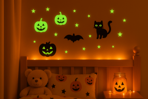 decorazioni di Halloween per la cameretta con luci soffuse e adesivi